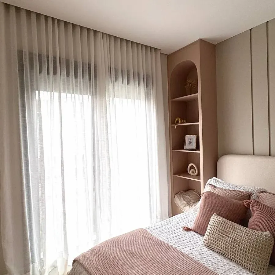 Suíte Rosa - cama com espelhos